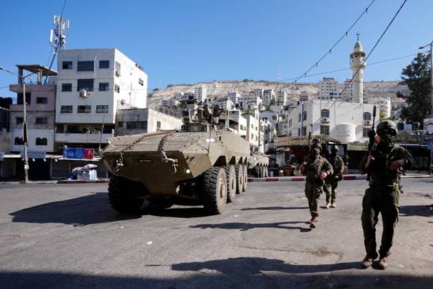 Israeli army continues to raid West Bank NABLUS, WEST BANK, PALESTINE - SEPTEMBER 17 : Israeli soldiers take up positions and maintain security measures during a military raid on the Ain Refugee Camp in Nablus, West Bank, Palestine on September 17, 2026. Israeli forces restricted the movement of local Palestinians during the operation in the refugee camp. Issam Rimawi Anadolu Nablus West Bank. Editorial use only. Please get in touch for any other usage.  Copyright: x2026xAnadoluxIssamxRimawix
