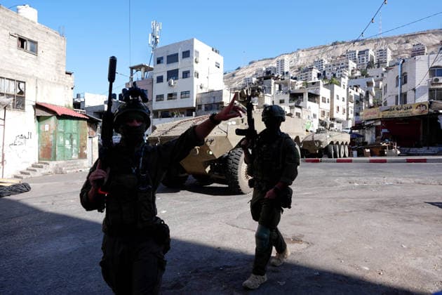 Israeli army continues to raid West Bank NABLUS, WEST BANK, PALESTINE - SEPTEMBER 17 : Israeli soldiers take up positions and maintain security measures during a military raid on the Ain Refugee Camp in Nablus, West Bank, Palestine on September 17, 2026. Israeli forces restricted the movement of local Palestinians during the operation in the refugee camp. Issam Rimawi Anadolu Nablus West Bank. Editorial use only. Please get in touch for any other usage.  Copyright: x2026xAnadoluxIssamxRimawix