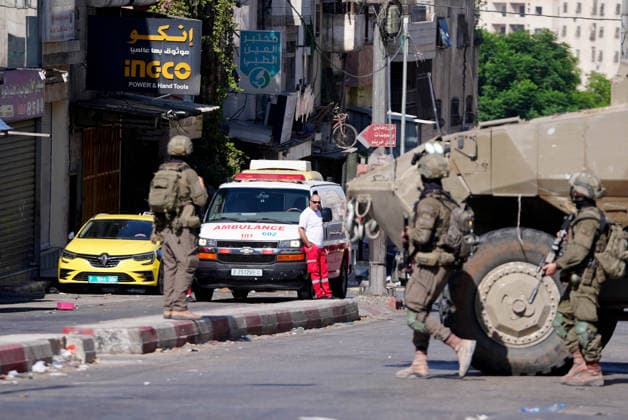 Israeli army continues to raid West Bank NABLUS, WEST BANK, PALESTINE - SEPTEMBER 17 : Israeli soldiers take up positions and maintain security measures during a military raid on the Ain Refugee Camp in Nablus, West Bank, Palestine on September 17, 2026. Israeli forces restricted the movement of local Palestinians during the operation in the refugee camp. Issam Rimawi Anadolu Nablus West Bank. Editorial use only. Please get in touch for any other usage.  Copyright: x2026xAnadoluxIssamxRimawix