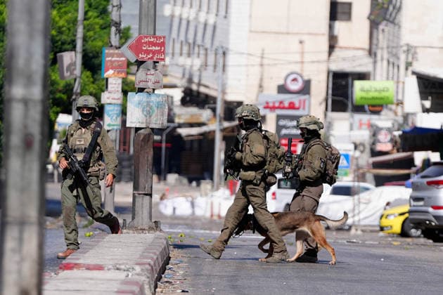 Israeli army continues to raid West Bank NABLUS, WEST BANK, PALESTINE - SEPTEMBER 17 : Israeli soldiers take up positions and maintain security measures during a military raid on the Ain Refugee Camp in Nablus, West Bank, Palestine on September 17, 2026. Israeli forces restricted the movement of local Palestinians during the operation in the refugee camp. Issam Rimawi Anadolu Nablus West Bank. Editorial use only. Please get in touch for any other usage.  Copyright: x2026xAnadoluxIssamxRimawix