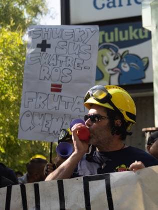 September 17, 2026, Madrid, Madrid, Spain: MADRID, SPAIN - SEPTEMBER 17: A group of wildland firefighters arrive to protest outside the headquarters of the Assembly of Madrid Ã¢â‚¬ the regional parliament of the Community of Madrid Ã¢â‚¬ on September 17, 2026 in Madrid, Spain. The protesters are demanding salary equalization and official recognition of the wildland firefighter job category. Madrid Spain - ZUMAh199 20260917_zip_h199_003 Copyright: xAaronxHerediax