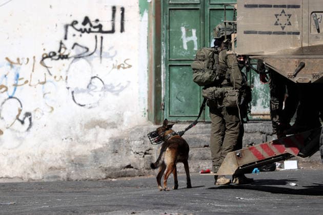 Israeli army continues to raid West Bank NABLUS, WEST BANK, PALESTINE - SEPTEMBER 17 : Israeli soldiers take up positions and maintain security measures during a military raid on the Ain Refugee Camp in Nablus, West Bank, Palestine on September 17, 2026. Israeli forces restricted the movement of local Palestinians during the operation in the refugee camp. Issam Rimawi Anadolu Nablus West Bank. Editorial use only. Please get in touch for any other usage.  Copyright: x2026xAnadoluxIssamxRimawix