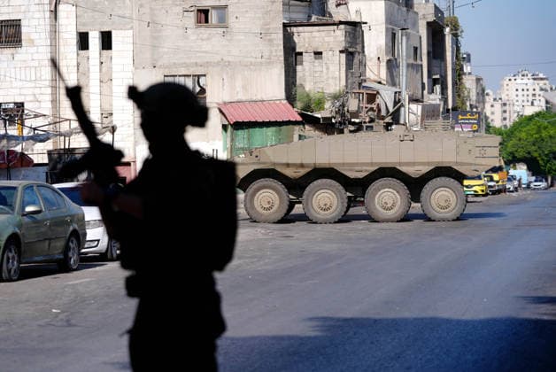 Israeli army continues to raid West Bank NABLUS, WEST BANK, PALESTINE - SEPTEMBER 17 : Israeli soldiers take up positions and maintain security measures during a military raid on the Ain Refugee Camp in Nablus, West Bank, Palestine on September 17, 2026. Israeli forces restricted the movement of local Palestinians during the operation in the refugee camp. Issam Rimawi Anadolu Nablus West Bank. Editorial use only. Please get in touch for any other usage.  Copyright: x2026xAnadoluxIssamxRimawix