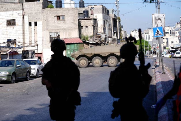 Israeli army continues to raid West Bank NABLUS, WEST BANK, PALESTINE - SEPTEMBER 17 : Israeli soldiers take up positions and maintain security measures during a military raid on the Ain Refugee Camp in Nablus, West Bank, Palestine on September 17, 2026. Israeli forces restricted the movement of local Palestinians during the operation in the refugee camp. Issam Rimawi Anadolu Nablus West Bank. Editorial use only. Please get in touch for any other usage.  Copyright: x2026xAnadoluxIssamxRimawix