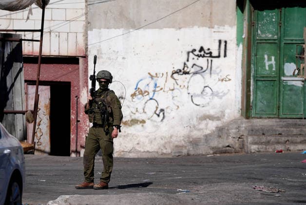 Israeli army continues to raid West Bank NABLUS, WEST BANK, PALESTINE - SEPTEMBER 17 : Israeli soldiers take up positions and maintain security measures during a military raid on the Ain Refugee Camp in Nablus, West Bank, Palestine on September 17, 2026. Israeli forces restricted the movement of local Palestinians during the operation in the refugee camp. Issam Rimawi Anadolu Nablus West Bank. Editorial use only. Please get in touch for any other usage.  Copyright: x2026xAnadoluxIssamxRimawix
