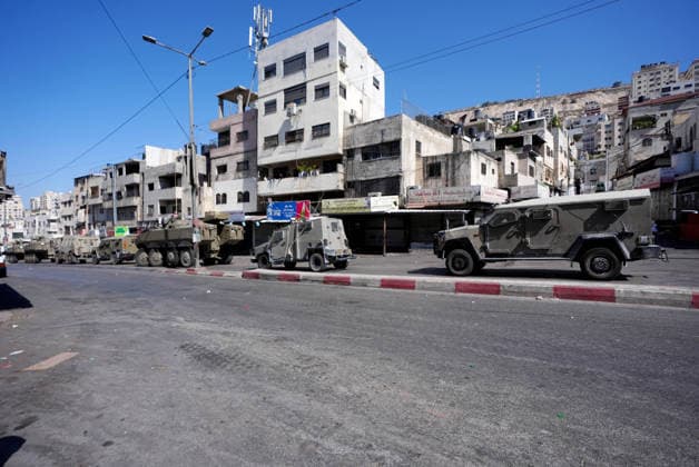 Israeli army continues to raid West Bank NABLUS, WEST BANK, PALESTINE - SEPTEMBER 17 : Israeli soldiers take up positions and maintain security measures during a military raid on the Ain Refugee Camp in Nablus, West Bank, Palestine on September 17, 2026. Israeli forces restricted the movement of local Palestinians during the operation in the refugee camp. Issam Rimawi Anadolu Nablus West Bank. Editorial use only. Please get in touch for any other usage.  Copyright: x2026xAnadoluxIssamxRimawix