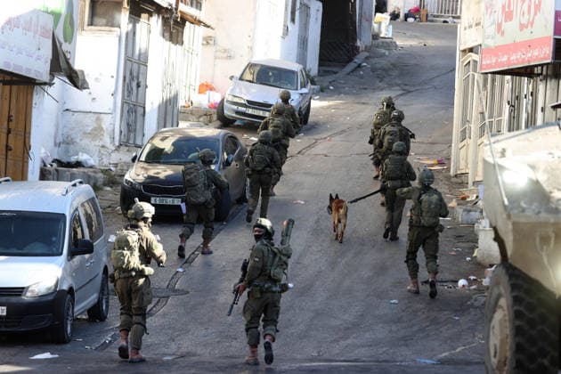 Israeli army continues to raid West Bank NABLUS, WEST BANK, PALESTINE - SEPTEMBER 17 : Israeli soldiers take up positions and maintain security measures during a military raid on the Ain Refugee Camp in Nablus, West Bank, Palestine on September 17, 2026. Israeli forces restricted the movement of local Palestinians during the operation in the refugee camp. Issam Rimawi Anadolu Nablus West Bank. Editorial use only. Please get in touch for any other usage.  Copyright: x2026xAnadoluxIssamxRimawix