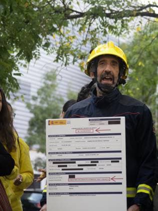 September 17, 2026, Madrid, Madrid, Spain: MADRID, SPAIN - SEPTEMBER 17: A group of wildland firefighters arrive to protest outside the headquarters of the Assembly of Madrid Ã¢â‚¬ the regional parliament of the Community of Madrid Ã¢â‚¬ on September 17, 2026 in Madrid, Spain. The protesters are demanding salary equalization and official recognition of the wildland firefighter job category. Madrid Spain  - ZUMAh199 20260917_zip_h199_007 Copyright: xAaronxHerediax