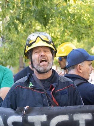 September 17, 2026, Madrid, Madrid, Spain: MADRID, SPAIN - SEPTEMBER 17: A group of wildland firefighters arrive to protest outside the headquarters of the Assembly of Madrid Ã¢â‚¬ the regional parliament of the Community of Madrid Ã¢â‚¬ on September 17, 2026 in Madrid, Spain. The protesters are demanding salary equalization and official recognition of the wildland firefighter job category. Madrid Spain  - ZUMAh199 20260917_zip_h199_008 Copyright: xAaronxHerediax