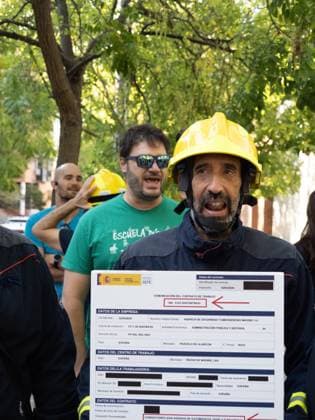 September 17, 2026, Madrid, Madrid, Spain: MADRID, SPAIN - SEPTEMBER 17: A group of wildland firefighters arrive to protest outside the headquarters of the Assembly of Madrid Ã¢â‚¬ the regional parliament of the Community of Madrid Ã¢â‚¬ on September 17, 2026 in Madrid, Spain. The protesters are demanding salary equalization and official recognition of the wildland firefighter job category. Madrid Spain - ZUMAh199 20260917_zip_h199_006 Copyright: xAaronxHerediax