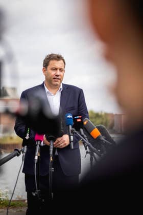 Lars Klingbeil, Federal Minister of Finance, photographed during a press conference in front of the Volkswagen headquarters in Wolfsburg on September 17, 2026. Photographed on behalf of the Federal Ministry of Finance, Wolfsburg, Germany Copyright: xJulianexSonntag BMFx