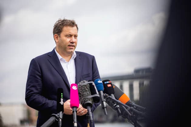 Lars Klingbeil, Federal Minister of Finance, photographed during a press conference in front of the Volkswagen headquarters in Wolfsburg on September 17, 2026. Photographed on behalf of the Federal Ministry of Finance, Wolfsburg, Germany Copyright: xJulianexSonntag BMFx