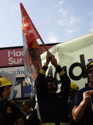September 17, 2026, Madrid, Madrid, Spain: MADRID, SPAIN - SEPTEMBER 17: A group of wildland firefighters arrive to protest outside the headquarters of the Assembly of Madrid Ã¢â‚¬ the regional parliament of the Community of Madrid Ã¢â‚¬ on September 17, 2026 in Madrid, Spain. The protesters are demanding salary equalization and official recognition of the wildland firefighter job category. Madrid Spain - ZUMAh199 20260917_zip_h199_010 Copyright: xAaronxHerediax