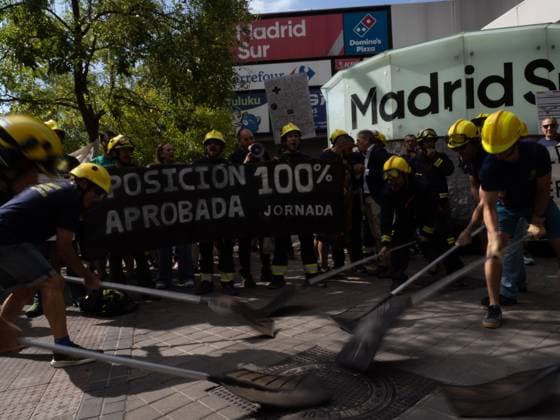 September 17, 2026, Madrid, Madrid, Spain: MADRID, SPAIN - SEPTEMBER 17: A group of wildland firefighters arrive to protest outside the headquarters of the Assembly of Madrid Ã¢â‚¬ the regional parliament of the Community of Madrid Ã¢â‚¬ on September 17, 2026 in Madrid, Spain. The protesters are demanding salary equalization and official recognition of the wildland firefighter job category. Madrid Spain - ZUMAh199 20260917_zip_h199_011 Copyright: xAaronxHerediax