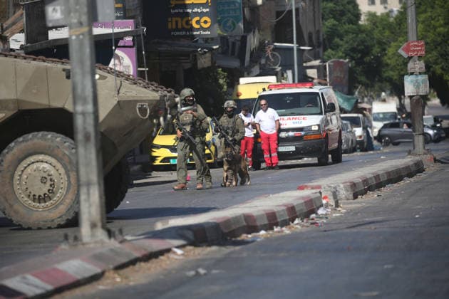 Israeli Forces Deploy During Military Operation Near al-Ain Refugee Camp Israeli armored personnel carriers and soldiers deploy during a military operation at the entrance to al-Ain refugee camp, west of the West Bank city of Nablus, on September 17, 2026. Israeli forces entered the camp and surrounding areas at dawn, raiding homes and restricting movement around the camp, according to Palestinian reports. Photo by Mohammed Nasser apaimages Nablus West Bank Palestinian Territory 170926_Nablus_MN_00(11) Copyright: xapaimagesxMohammedxNasserx xapaimagesx