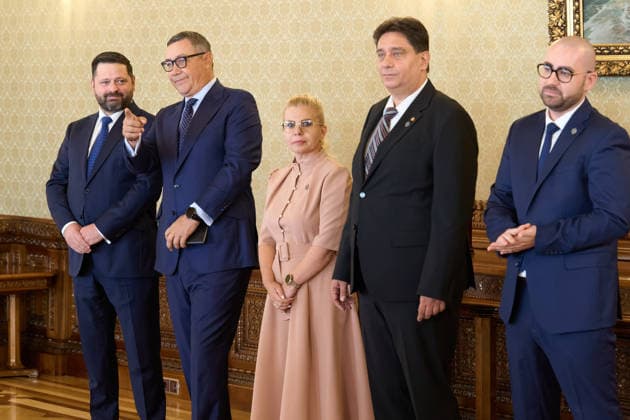 President Dan Talks With Parties to Name a New Prime Minister - UPR, Bucharest, Romania Bucharest, Romania. 17th Sep, 2026: (L-R) Razvan Chirita and Victor Ponta, deputies for the United for Romania (UPR) parliamentary group, wait for Romanian President Nicusor Dan to arrive during consultations at Cotroceni Palace. Consultations are held to appoint a new prime minister, 135 days after the Bolojan government was dismissed in a no‘confidence vote. Bucharest Romania Copyright: xLucianxAlecux