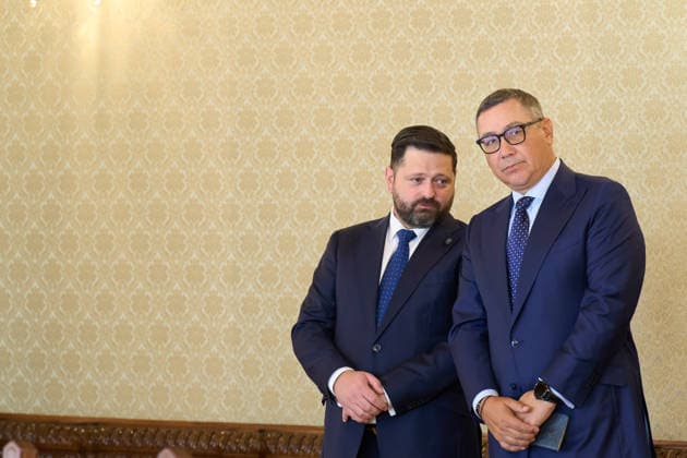 President Dan Talks With Parties to Name a New Prime Minister - UPR, Bucharest, Romania Bucharest, Romania. 17th Sep, 2026: Razvan Chirita (L) and Victor Ponta (R), deputies for the United for Romania (UPR) parliamentary group, wait for Romanian President Nicusor Dan to arrive during consultations at Cotroceni Palace. Consultations are held to appoint a new prime minister, 135 days after the Bolojan government was dismissed in a no‘confidence vote. Bucharest Romania Copyright: xLucianxAlecux