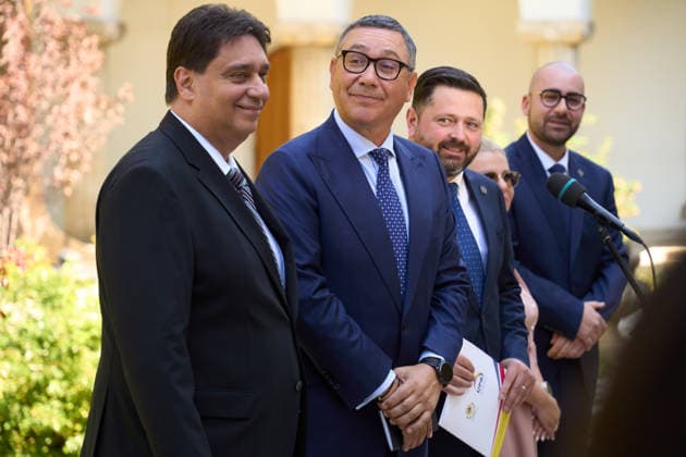 President Dan Talks With Parties to Name a New Prime Minister - UPR, Bucharest, Romania Bucharest, Romania. 17th Sep, 2026: Victor Ponta (C), deputy for the United for Romania (UPR) parliamentary group, speaks to the press after the consultations with Romanian President Nicusor Dan at Cotroceni Palace. Consultations were held to appoint a new prime minister, 135 days after the Bolojan government was dismissed in a no‘confidence vote. Bucharest Romania Copyright: xLucianxAlecux