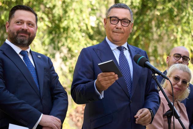 President Dan Talks With Parties to Name a New Prime Minister - UPR, Bucharest, Romania Bucharest, Romania. 17th Sep, 2026: Victor Ponta (C), deputy for the United for Romania (UPR) parliamentary group, shows a notebook similar to the one used by the Romanian president as he speaks to the press after consultations with President Nicusor Dan at Cotroceni Palace. Consultations were held to appoint a new prime minister, 135 days after the Bolojan government was dismissed in a no‘confidence vote. Bucharest Romania Copyright: xLucianxAlecux