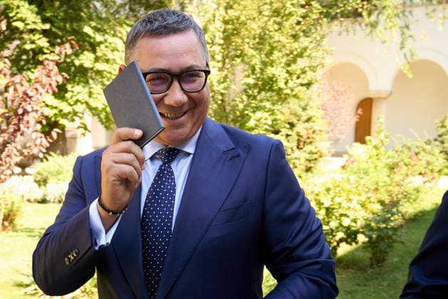 President Dan Talks With Parties to Name a New Prime Minister - UPR, Bucharest, Romania Bucharest, Romania. 17th Sep, 2026: Victor Ponta, deputy for the United for Romania (UPR) parliamentary group, shows a notebook similar to the one used by the Romanian president as he speaks to the press after consultations with President Nicusor Dan at Cotroceni Palace. Consultations were held to appoint a new prime minister, 135 days after the Bolojan government was dismissed in a no‘confidence vote. Bucharest Romania Copyright: xLucianxAlecux