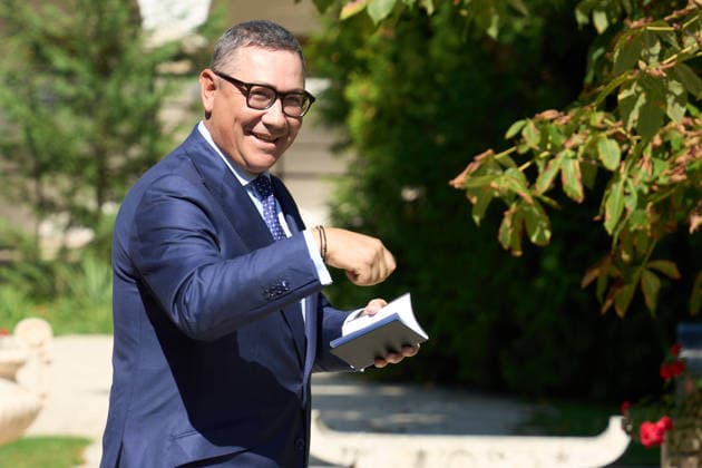 President Dan Talks With Parties to Name a New Prime Minister - UPR, Bucharest, Romania Bucharest, Romania. 17th Sep, 2026: Victor Ponta, deputy for the United for Romania (UPR) parliamentary group, shows a notebook similar to the one used by the Romanian president as he speaks to the press after consultations with President Nicusor Dan at Cotroceni Palace. Consultations were held to appoint a new prime minister, 135 days after the Bolojan government was dismissed in a no‘confidence vote. Bucharest Romania Copyright: xLucianxAlecux