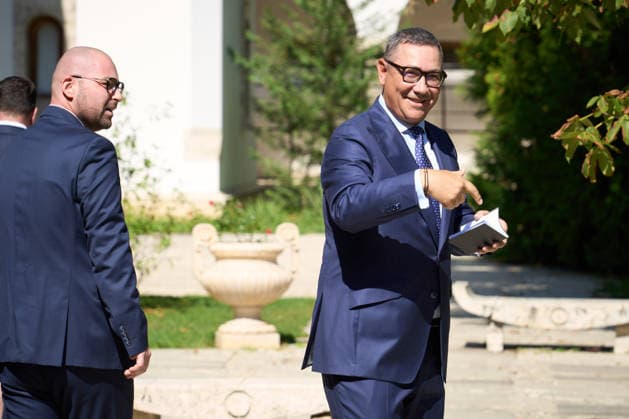 President Dan Talks With Parties to Name a New Prime Minister - UPR, Bucharest, Romania Bucharest, Romania. 17th Sep, 2026: Victor Ponta (R), deputy for the United for Romania (UPR) parliamentary group, shows a notebook similar to the one used by the Romanian president as he speaks to the press after consultations with President Nicusor Dan at Cotroceni Palace. Consultations were held to appoint a new prime minister, 135 days after the Bolojan government was dismissed in a no‘confidence vote. Bucharest Romania Copyright: xLucianxAlecux
