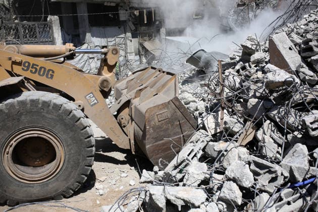 Civil Defense Continues Search Under Collapsed Gaza City Building Palestinian Civil Defense crews search for dozens of bodies and missing people trapped under the rubble of a residential building that had been damaged in an earlier Israeli strike before collapsing in the al-Sinaa area west of Gaza City, on September 17, 2026. Rescue teams continued search operations for a second consecutive day, with Civil Defense reporting that 21 bodies and 45 wounded people and survivors had been recovered. The agency warned of possible sudden collapses in damaged buildings and called for heavy equipment to support rescue operations. Photo by Mohammed Salha apaimages Gaza Gaza Strip Palestinian Territory 170926_Gaza_MS_01(11) Copyright: xapaimagesxMohammedxSalhax xapaimagesx