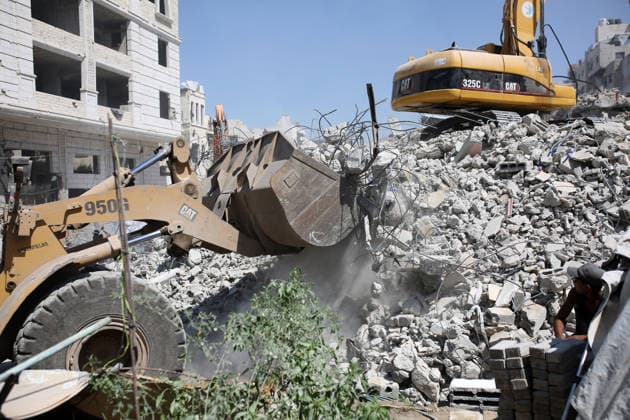 Civil Defense Continues Search Under Collapsed Gaza City Building Palestinian Civil Defense crews search for dozens of bodies and missing people trapped under the rubble of a residential building that had been damaged in an earlier Israeli strike before collapsing in the al-Sinaa area west of Gaza City, on September 17, 2026. Rescue teams continued search operations for a second consecutive day, with Civil Defense reporting that 21 bodies and 45 wounded people and survivors had been recovered. The agency warned of possible sudden collapses in damaged buildings and called for heavy equipment to support rescue operations. Photo by Mohammed Salha apaimages Gaza Gaza Strip Palestinian Territory 170926_Gaza_MS_01(12) Copyright: xapaimagesxMohammedxSalhax xapaimagesx