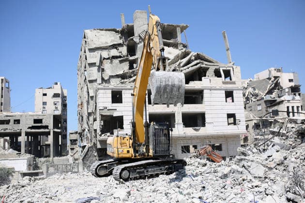 Civil Defense Continues Search Under Collapsed Gaza City Building Palestinian Civil Defense crews search for dozens of bodies and missing people trapped under the rubble of a residential building that had been damaged in an earlier Israeli strike before collapsing in the al-Sinaa area west of Gaza City, on September 17, 2026. Rescue teams continued search operations for a second consecutive day, with Civil Defense reporting that 21 bodies and 45 wounded people and survivors had been recovered. The agency warned of possible sudden collapses in damaged buildings and called for heavy equipment to support rescue operations. Photo by Mohammed Salha apaimages Gaza Gaza Strip Palestinian Territory 170926_Gaza_MS_01(13) Copyright: xapaimagesxMohammedxSalhax xapaimagesx