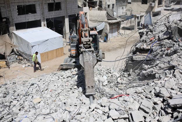 Civil Defense Continues Search Under Collapsed Gaza City Building Palestinian Civil Defense crews search for dozens of bodies and missing people trapped under the rubble of a residential building that had been damaged in an earlier Israeli strike before collapsing in the al-Sinaa area west of Gaza City, on September 17, 2026. Rescue teams continued search operations for a second consecutive day, with Civil Defense reporting that 21 bodies and 45 wounded people and survivors had been recovered. The agency warned of possible sudden collapses in damaged buildings and called for heavy equipment to support rescue operations. Photo by Mohammed Salha apaimages Gaza Gaza Strip Palestinian Territory 170926_Gaza_MS_01(15) Copyright: xapaimagesxMohammedxSalhax xapaimagesx