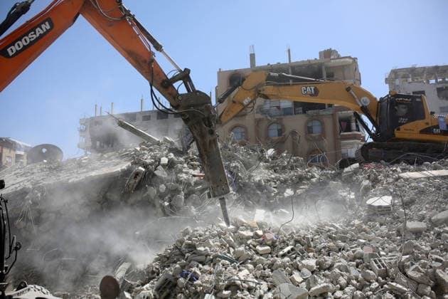 Civil Defense Continues Search Under Collapsed Gaza City Building Palestinian Civil Defense crews search for dozens of bodies and missing people trapped under the rubble of a residential building that had been damaged in an earlier Israeli strike before collapsing in the al-Sinaa area west of Gaza City, on September 17, 2026. Rescue teams continued search operations for a second consecutive day, with Civil Defense reporting that 21 bodies and 45 wounded people and survivors had been recovered. The agency warned of possible sudden collapses in damaged buildings and called for heavy equipment to support rescue operations. Photo by Mohammed Salha apaimages Gaza Gaza Strip Palestinian Territory 170926_Gaza_MS_01(16) Copyright: xapaimagesxMohammedxSalhax xapaimagesx