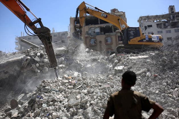 Civil Defense Continues Search Under Collapsed Gaza City Building Palestinian Civil Defense crews search for dozens of bodies and missing people trapped under the rubble of a residential building that had been damaged in an earlier Israeli strike before collapsing in the al-Sinaa area west of Gaza City, on September 17, 2026. Rescue teams continued search operations for a second consecutive day, with Civil Defense reporting that 21 bodies and 45 wounded people and survivors had been recovered. The agency warned of possible sudden collapses in damaged buildings and called for heavy equipment to support rescue operations. Photo by Mohammed Salha apaimages Gaza Gaza Strip Palestinian Territory 170926_Gaza_MS_01(17) Copyright: xapaimagesxMohammedxSalhax xapaimagesx
