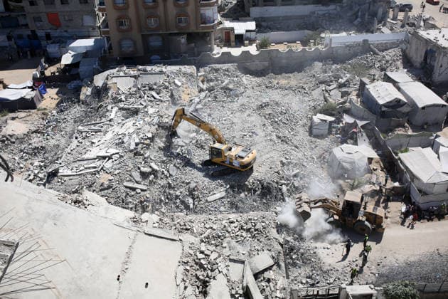 Civil Defense Continues Search Under Collapsed Gaza City Building Palestinian Civil Defense crews search for dozens of bodies and missing people trapped under the rubble of a residential building that had been damaged in an earlier Israeli strike before collapsing in the al-Sinaa area west of Gaza City, on September 17, 2026. Rescue teams continued search operations for a second consecutive day, with Civil Defense reporting that 21 bodies and 45 wounded people and survivors had been recovered. The agency warned of possible sudden collapses in damaged buildings and called for heavy equipment to support rescue operations. Photo by Mohammed Salha apaimages Gaza Gaza Strip Palestinian Territory 170926_Gaza_MS_01(18) Copyright: xapaimagesxMohammedxSalhax xapaimagesx