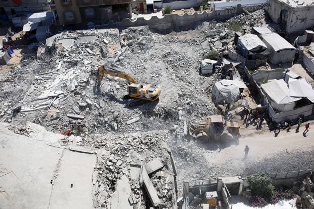 Civil Defense Continues Search Under Collapsed Gaza City Building Palestinian Civil Defense crews search for dozens of bodies and missing people trapped under the rubble of a residential building that had been damaged in an earlier Israeli strike before collapsing in the al-Sinaa area west of Gaza City, on September 17, 2026. Rescue teams continued search operations for a second consecutive day, with Civil Defense reporting that 21 bodies and 45 wounded people and survivors had been recovered. The agency warned of possible sudden collapses in damaged buildings and called for heavy equipment to support rescue operations. Photo by Mohammed Salha apaimages Gaza Gaza Strip Palestinian Territory 170926_Gaza_MS_01(19) Copyright: xapaimagesxMohammedxSalhax xapaimagesx