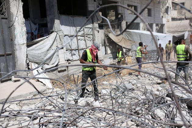 Civil Defense Continues Search Under Collapsed Gaza City Building Palestinian Civil Defense crews search for dozens of bodies and missing people trapped under the rubble of a residential building that had been damaged in an earlier Israeli strike before collapsing in the al-Sinaa area west of Gaza City, on September 17, 2026. Rescue teams continued search operations for a second consecutive day, with Civil Defense reporting that 21 bodies and 45 wounded people and survivors had been recovered. The agency warned of possible sudden collapses in damaged buildings and called for heavy equipment to support rescue operations. Photo by Mohammed Salha apaimages Gaza Gaza Strip Palestinian Territory 170926_Gaza_MS_01(7) Copyright: xapaimagesxMohammedxSalhax xapaimagesx