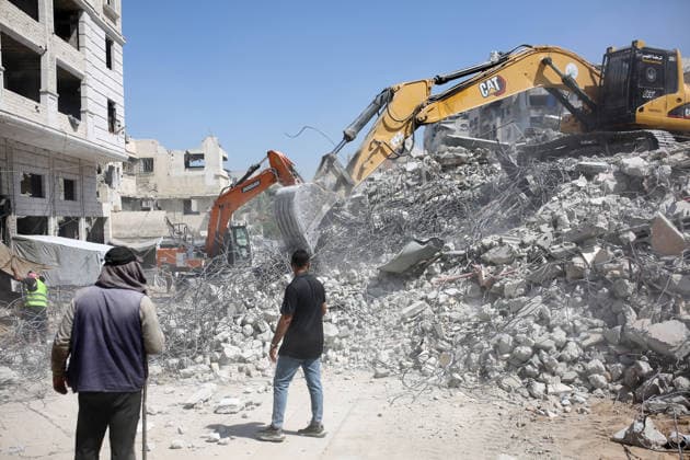 Civil Defense Continues Search Under Collapsed Gaza City Building Palestinian Civil Defense crews search for dozens of bodies and missing people trapped under the rubble of a residential building that had been damaged in an earlier Israeli strike before collapsing in the al-Sinaa area west of Gaza City, on September 17, 2026. Rescue teams continued search operations for a second consecutive day, with Civil Defense reporting that 21 bodies and 45 wounded people and survivors had been recovered. The agency warned of possible sudden collapses in damaged buildings and called for heavy equipment to support rescue operations. Photo by Mohammed Salha apaimages Gaza Gaza Strip Palestinian Territory 170926_Gaza_MS_01(9) Copyright: xapaimagesxMohammedxSalhax xapaimagesx