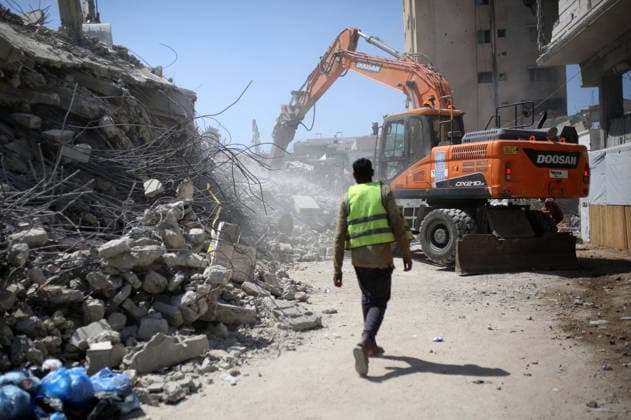 Civil Defense Continues Search Under Collapsed Gaza City Building Palestinian Civil Defense crews search for dozens of bodies and missing people trapped under the rubble of a residential building that had been damaged in an earlier Israeli strike before collapsing in the al-Sinaa area west of Gaza City, on September 17, 2026. Rescue teams continued search operations for a second consecutive day, with Civil Defense reporting that 21 bodies and 45 wounded people and survivors had been recovered. The agency warned of possible sudden collapses in damaged buildings and called for heavy equipment to support rescue operations. Photo by Mohammed Salha apaimages Gaza Gaza Strip Palestinian Territory 170926_Gaza_MS_01(1) Copyright: xapaimagesxMohammedxSalhax xapaimagesx