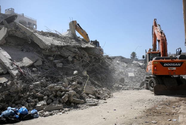 Civil Defense Continues Search Under Collapsed Gaza City Building Palestinian Civil Defense crews search for dozens of bodies and missing people trapped under the rubble of a residential building that had been damaged in an earlier Israeli strike before collapsing in the al-Sinaa area west of Gaza City, on September 17, 2026. Rescue teams continued search operations for a second consecutive day, with Civil Defense reporting that 21 bodies and 45 wounded people and survivors had been recovered. The agency warned of possible sudden collapses in damaged buildings and called for heavy equipment to support rescue operations. Photo by Mohammed Salha apaimages Gaza Gaza Strip Palestinian Territory 170926_Gaza_MS_01(2) Copyright: xapaimagesxMohammedxSalhax xapaimagesx