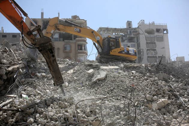 Civil Defense Continues Search Under Collapsed Gaza City Building Palestinian Civil Defense crews search for dozens of bodies and missing people trapped under the rubble of a residential building that had been damaged in an earlier Israeli strike before collapsing in the al-Sinaa area west of Gaza City, on September 17, 2026. Rescue teams continued search operations for a second consecutive day, with Civil Defense reporting that 21 bodies and 45 wounded people and survivors had been recovered. The agency warned of possible sudden collapses in damaged buildings and called for heavy equipment to support rescue operations. Photo by Mohammed Salha apaimages Gaza Gaza Strip Palestinian Territory 170926_Gaza_MS_01(6) Copyright: xapaimagesxMohammedxSalhax xapaimagesx