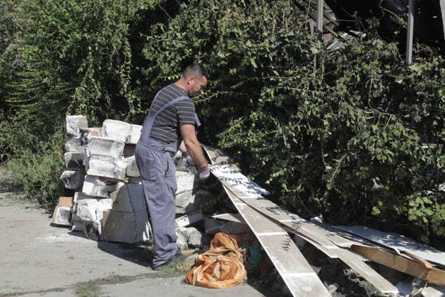 Russian attacks on Odesa cause destruction ODESA, UKRAINE - SEPTEMBER 17: Residents clear debris following a Russian strike in Odesa, Ukraine, September 17, 2026. The attack caused severe structural damage to upper-level units, leaving debris and shattered walls throughout the complex. Arthur Shvits Anadolu Odesa Ukraine. Editorial use only. Please get in touch for any other usage.  Copyright: x2026xAnadoluxArthurxShvitsx