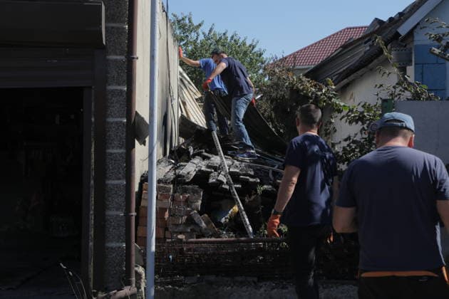 Russian attacks on Odesa cause destruction ODESA, UKRAINE - SEPTEMBER 17: Residents clear debris following a Russian strike in Odesa, Ukraine, September 17, 2026. The attack caused severe structural damage to upper-level units, leaving debris and shattered walls throughout the complex. Arthur Shvits Anadolu Odesa Ukraine. Editorial use only. Please get in touch for any other usage.  Copyright: x2026xAnadoluxArthurxShvitsx