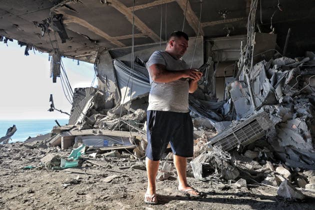 A man examines an apartment destroyed by a nighttime Russian drone strike on a 19-storey block of flats overlooking the Black Sea, Odesa, Ukraine, September 17, 2026. Ten apartments between the 14th and 16th floors sustained significant damage. Three people, including a four-year-old child, were injured. (Photo by Nina Liashonok Ukrinform) Overnight Russian attack damages 19-storey apartment block in Odesa  Copyright: xNinaxLiashonokx