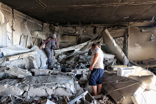 Men examine an apartment destroyed by a nighttime Russian drone strike on a 19-storey block of flats in Odesa, Ukraine, September 17, 2026. Ten apartments between the 14th and 16th floors sustained significant damage. Three people, including a four-year-old child, were injured. apartment, ruin, rubble, man(Photo by Nina Liashonok Ukrinform) Overnight Russian attack damages 19-storey apartment block in Odesa  Copyright: xNinaxLiashonokx