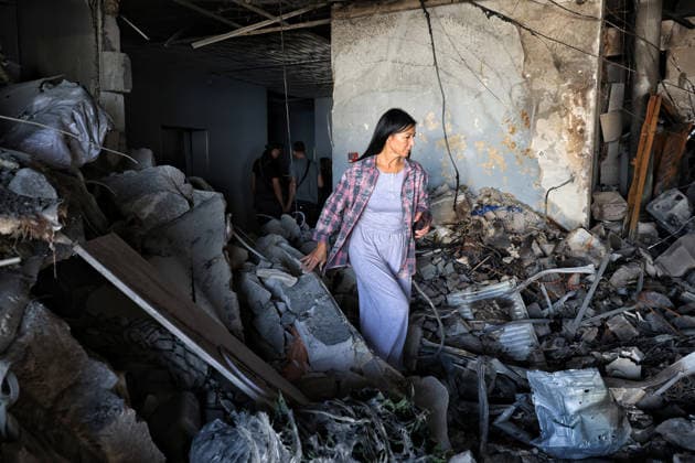 A woman searches for salvageable belongings in an apartment destroyed by a nighttime Russian drone strike on a 19-storey block of flats in Odesa, Ukraine, September 17, 2026. Ten apartments between the 14th and 16th floors sustained significant damage. Three people, including a four-year-old child, were injured. (Photo by Nina Liashonok Ukrinform) Overnight Russian attack damages 19-storey apartment block in Odesa  Copyright: xNinaxLiashonokx