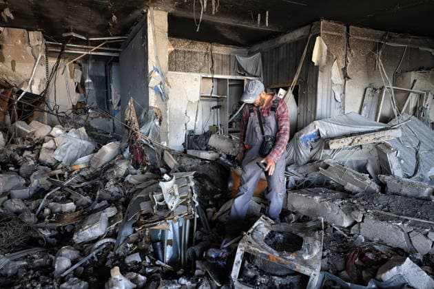A worker examines an apartment destroyed by a nighttime Russian drone strike on a 19-storey block of flats in Odesa, Ukraine, September 17, 2026. Ten apartments between the 14th and 16th floors sustained significant damage. Three people, including a four-year-old child, were injured. (Photo by Nina Liashonok Ukrinform) Overnight Russian attack damages 19-storey apartment block in Odesa  Copyright: xNinaxLiashonokx