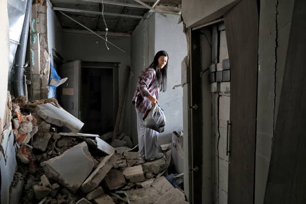 A woman searches for salvageable belongings in an apartment destroyed by a nighttime Russian drone strike on a 19-storey block of flats in Odesa, Ukraine, September 17, 2026. Ten apartments between the 14th and 16th floors sustained significant damage. Three people, including a four-year-old child, were injured. (Photo by Nina Liashonok Ukrinform) Overnight Russian attack damages 19-storey apartment block in Odesa  Copyright: xNinaxLiashonokx