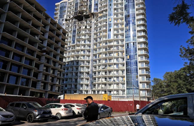 A 19-storey apartment block is damaged by a Russian drone strike in Odesa, Ukraine, September 17, 2026. Ten apartments between the 14th and 16th floors sustained significant damage. Three people, including a four-year-old child, were injured. (Photo by Nina Liashonok Ukrinform) Overnight Russian attack damages 19-storey apartment block in Odesa  Copyright: xNinaxLiashonokx