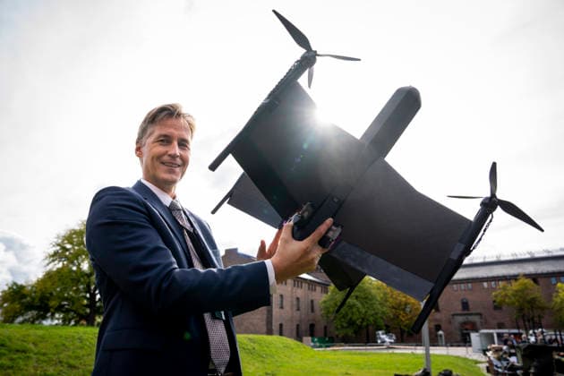 Army Summit 2026 Oslo 20260917 Oyvind Sjovik, research director at the Department of Defense Systems, at FFI (the Norwegian Defense Research Establishment), holds a Norwegian-developed Falk attack drone outside the Army Summit at Akershus Fortress. The Atlantic Committee is organizing Army Summit 2026, which focuses on  Copyright: xHeikoxJungex xNTBx