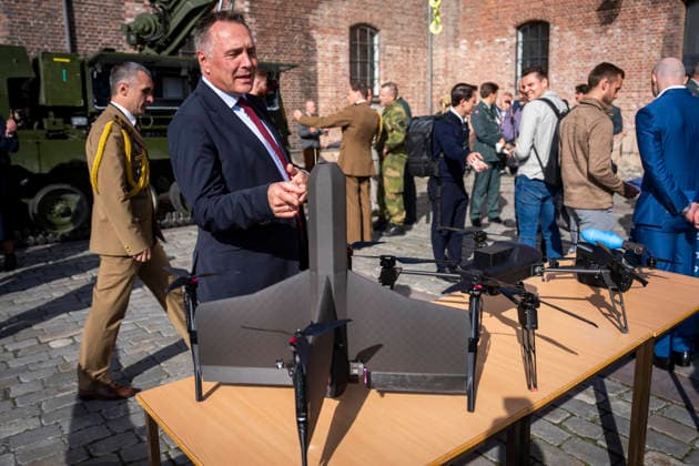 Army Summit 2026 Oslo 20260917 Minister of Defense Tore O. Sandvik examines a Norwegian-developed Falk attack drone outside the Army Summit at Akershus Fortress. The Atlantic Committee is organizing Army Summit 2026, which focuses on building European and Norwegian land defense. Photo: Heiko Junge, NTB, Oslo, Norway jYZXPa54pEE EDITORIAL USE ONLY Ref BNC POLjYZXPa54pEE jpg  Copyright: xHeikoxJungex xNTBx