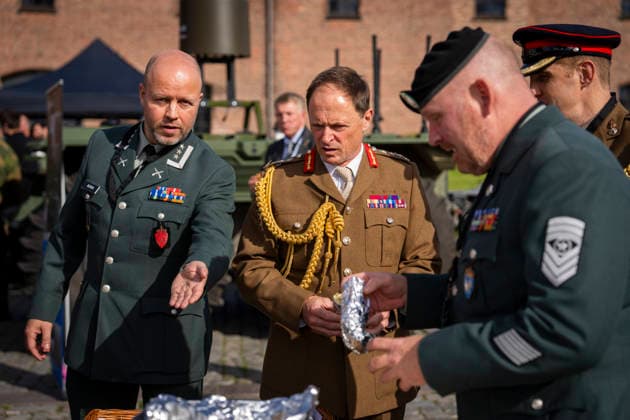 Army Summit 2026 Oslo 20260917 Sausages, burgers, and juice are served to participants at the Army Summit at Akershus Fortress. The Norwegian Army and the Norwegian Atlantic Committee are organizing Army Summit 2026, which focuses on building European and Norwegian land defense. Photo: Heiko Junge, NTB, Oslo, Norway. KncuyDmqfUY EDEDITORIAL USE ONLY Ref BNC POLKncuyDmqfUY jpg  Copyright: xHeikoxJungex xNTBx